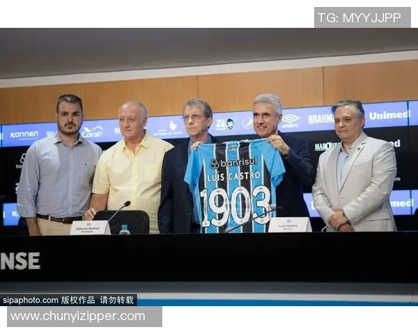 足球明星半脸合照展现独特魅力与风采引发球迷热议与关注