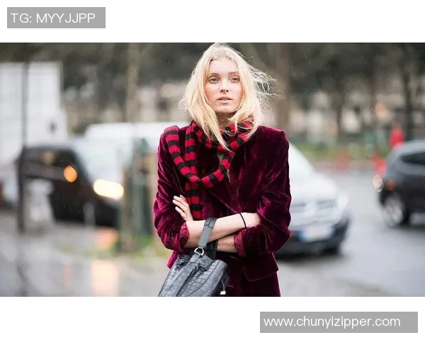 足球明星同款短袖图片分享时尚潮流搭配指南让你轻松成为球场焦点