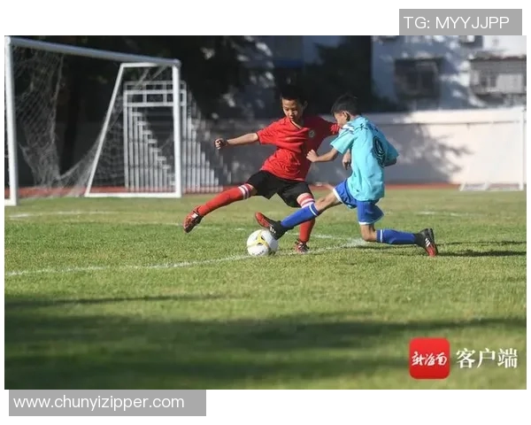 足球明星在绿茵场上挥洒汗水展现激情与技艺的精彩瞬间