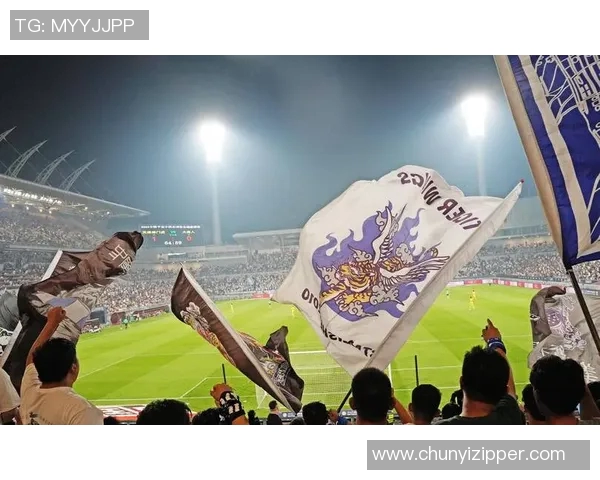 中国足球明星在赛场上激情四溢展现实力引发球迷热烈追捧与期待 中国足球明星在赛场上激情四溢展现实力引发球迷热烈追捧与期待